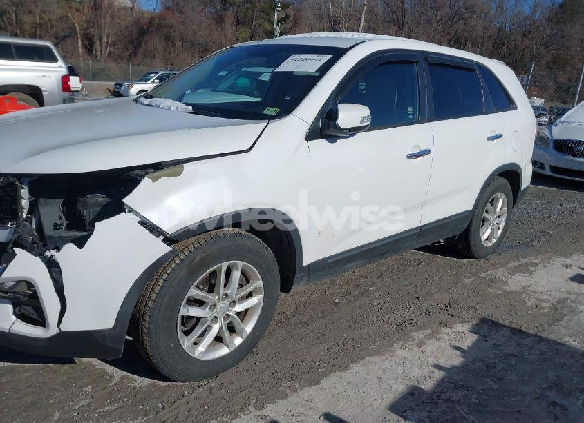 Photo 2 of 2014 Kia Sorento LX (VIN 5XYKT3A62EG485988)