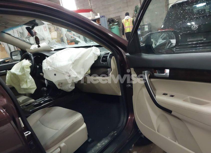 Photo 5 of 2015 Kia Sorento LX (VIN 5XYKT3A62FG584246)