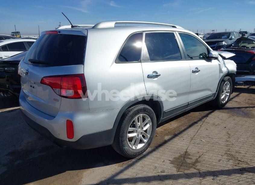 Photo 4 of 2015 Kia Sorento LX (VIN 5XYKT3A62FG587650)