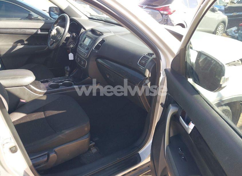 Photo 5 of 2015 Kia Sorento LX (VIN 5XYKT3A62FG587650)