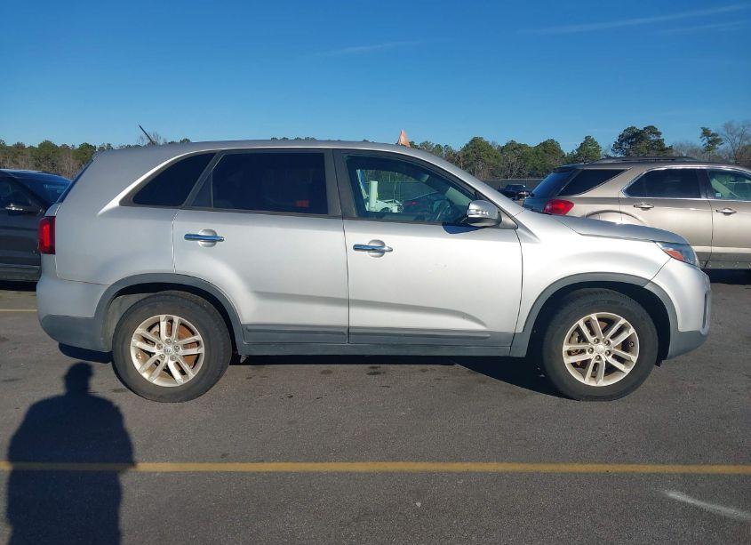 Photo 13 of 2015 Kia Sorento LX (VIN 5XYKT3A62FG590158)