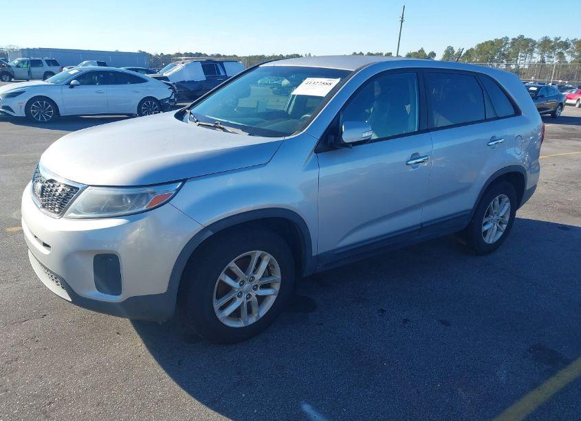 Photo 2 of 2015 Kia Sorento LX (VIN 5XYKT3A62FG590158)