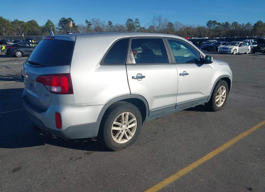 Photo 4 of 2015 Kia Sorento LX (VIN 5XYKT3A62FG590158)