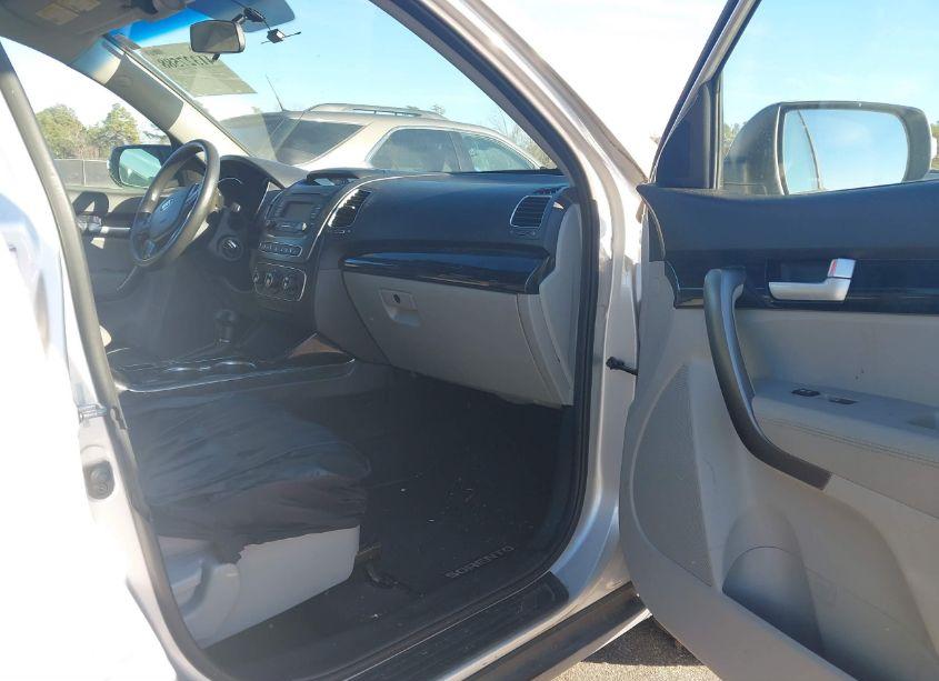 Photo 5 of 2015 Kia Sorento LX (VIN 5XYKT3A62FG590158)