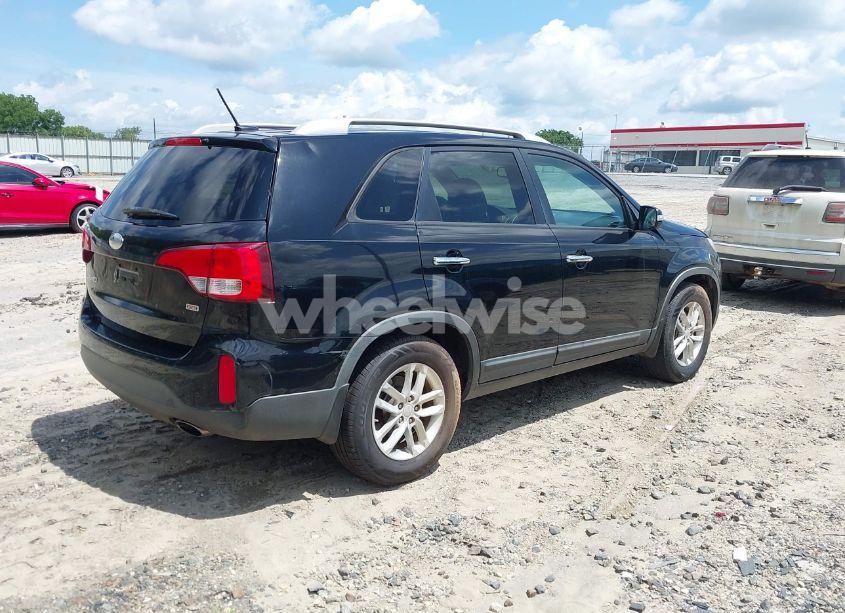 Photo 4 of 2015 Kia Sorento LX (VIN 5XYKT3A62FG602647)