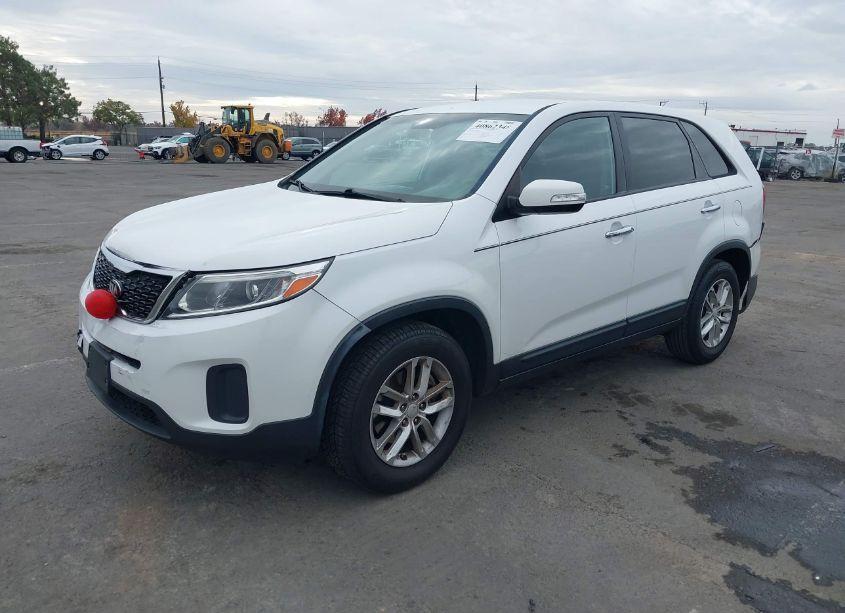 Photo 2 of 2015 Kia Sorento LX (VIN 5XYKT3A62FG630495)