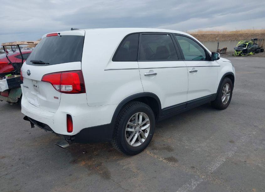 Photo 4 of 2015 Kia Sorento LX (VIN 5XYKT3A62FG630495)