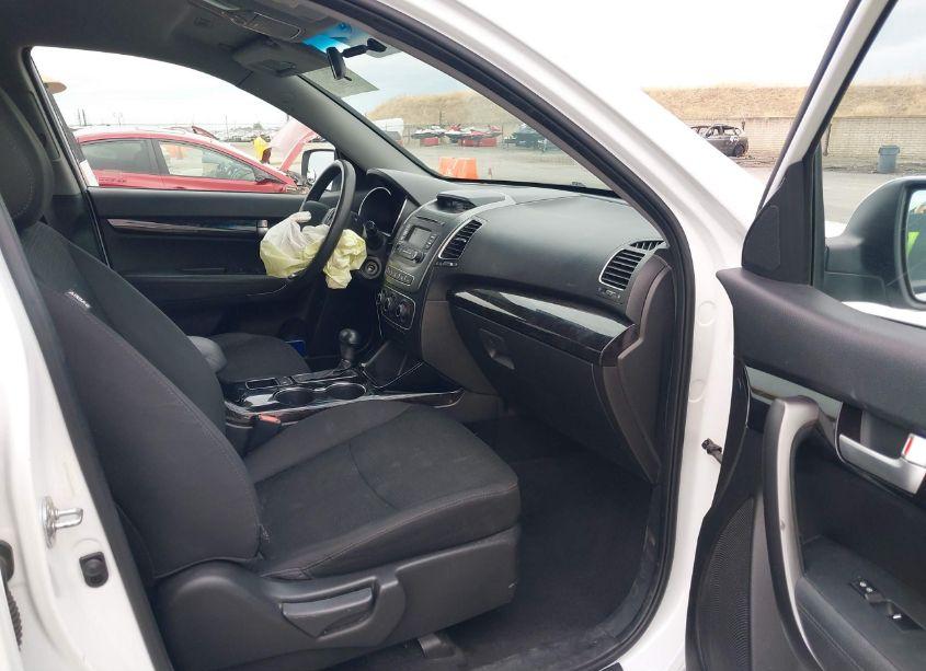 Photo 5 of 2015 Kia Sorento LX (VIN 5XYKT3A62FG630495)