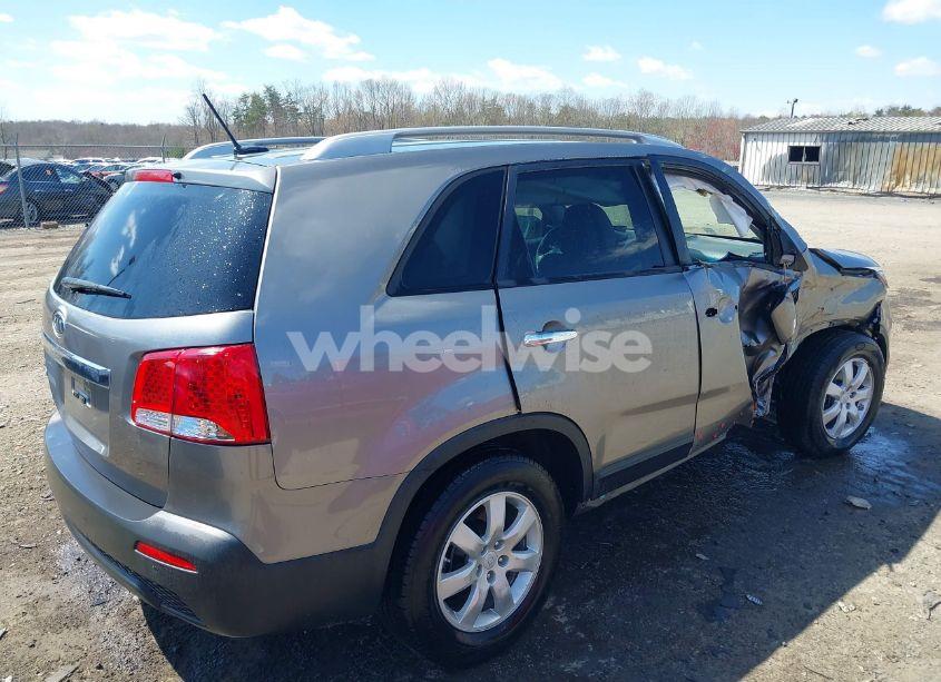 Photo 4 of 2012 Kia Sorento LX (VIN 5XYKT3A63CG193456)
