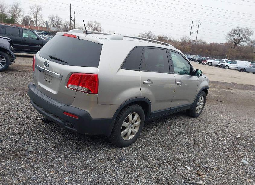 Photo 4 of 2012 Kia Sorento LX (VIN 5XYKT3A63CG286817)