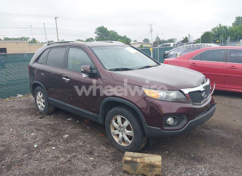 2013 Kia Sorento LX (VIN 5XYKT3A63DG321079) main photo