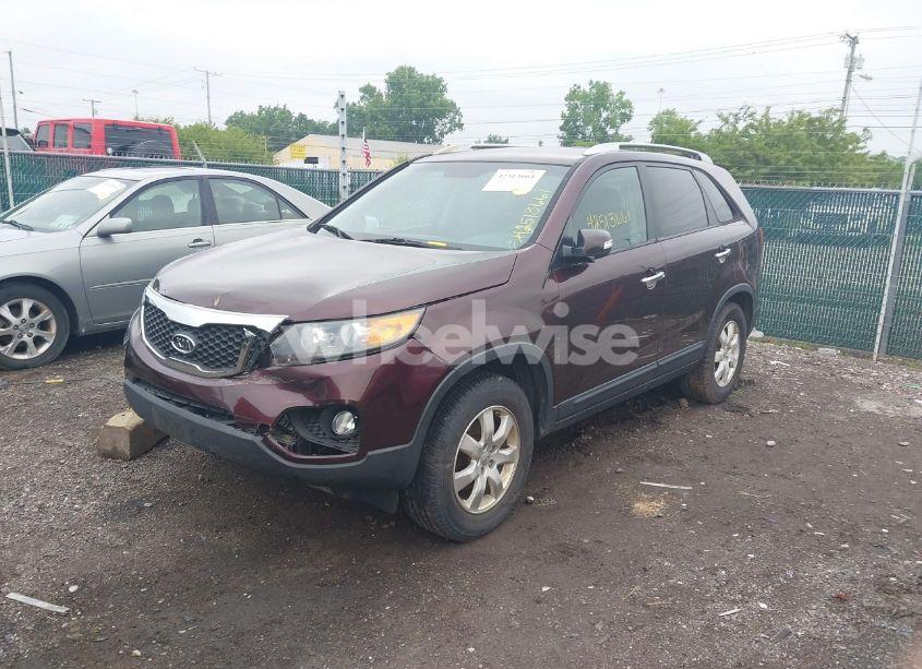 Photo 2 of 2013 Kia Sorento LX (VIN 5XYKT3A63DG321079)