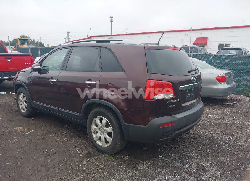 Photo 3 of 2013 Kia Sorento LX (VIN 5XYKT3A63DG321079)