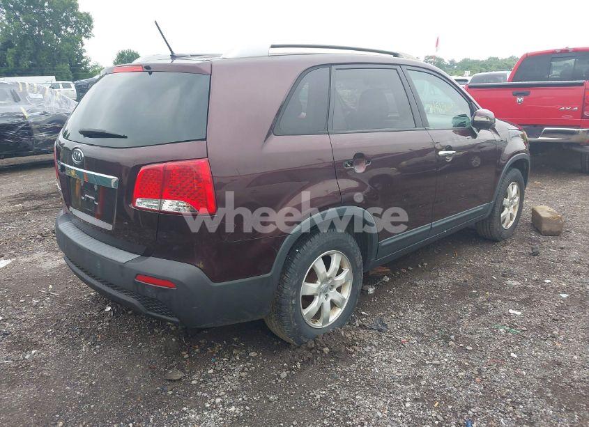 Photo 4 of 2013 Kia Sorento LX (VIN 5XYKT3A63DG321079)