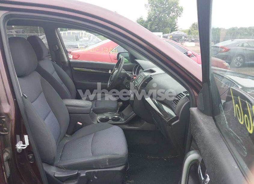 Photo 5 of 2013 Kia Sorento LX (VIN 5XYKT3A63DG321079)