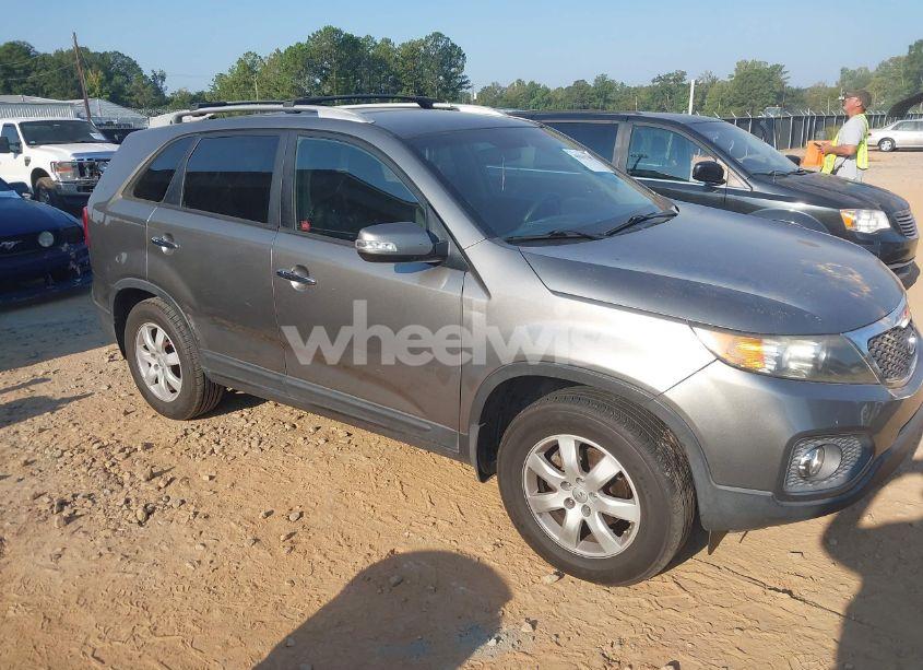 2013 Kia Sorento LX (VIN 5XYKT3A63DG339792) main photo