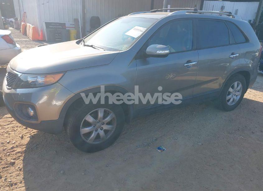 Photo 2 of 2013 Kia Sorento LX (VIN 5XYKT3A63DG339792)