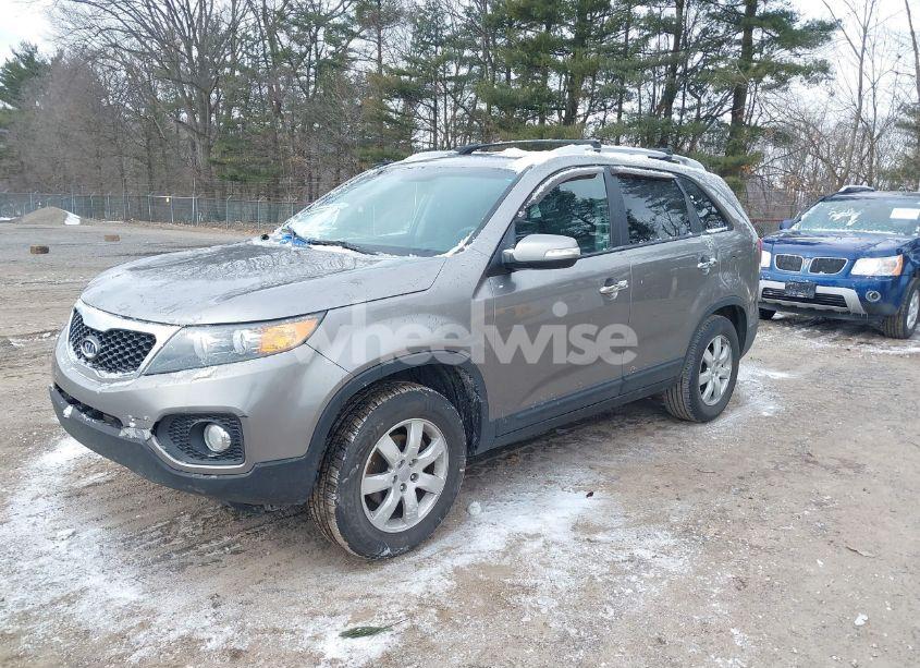 Photo 2 of 2013 Kia Sorento LX (VIN 5XYKT3A63DG355216)