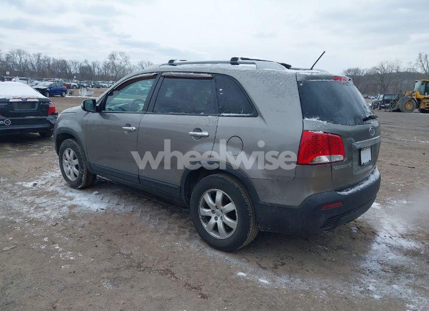 Photo 3 of 2013 Kia Sorento LX (VIN 5XYKT3A63DG355216)