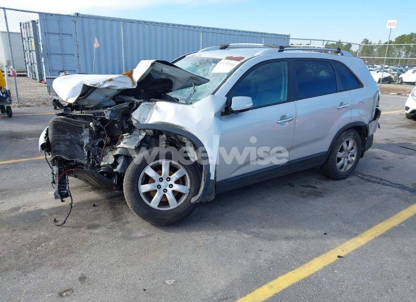 Photo 2 of 2013 Kia Sorento LX (VIN 5XYKT3A63DG381816)