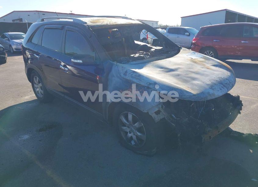 2013 Kia Sorento LX (VIN 5XYKT3A63DG386238) main photo