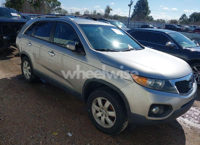 2013 Kia Sorento LX (VIN 5XYKT3A63DG424793) main photo
