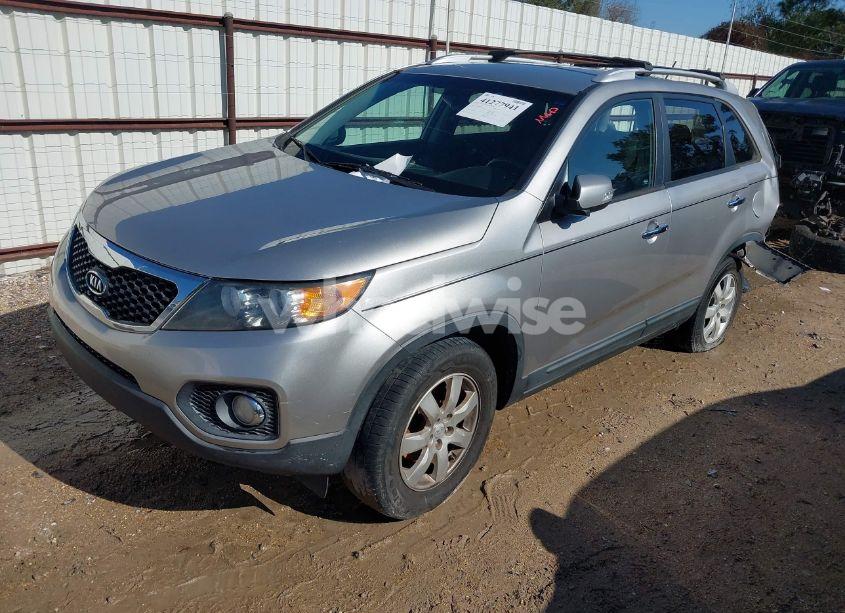 Photo 2 of 2013 Kia Sorento LX (VIN 5XYKT3A63DG424793)