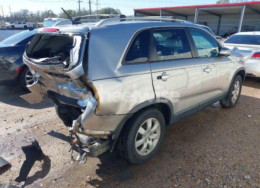 Photo 4 of 2013 Kia Sorento LX (VIN 5XYKT3A63DG424793)