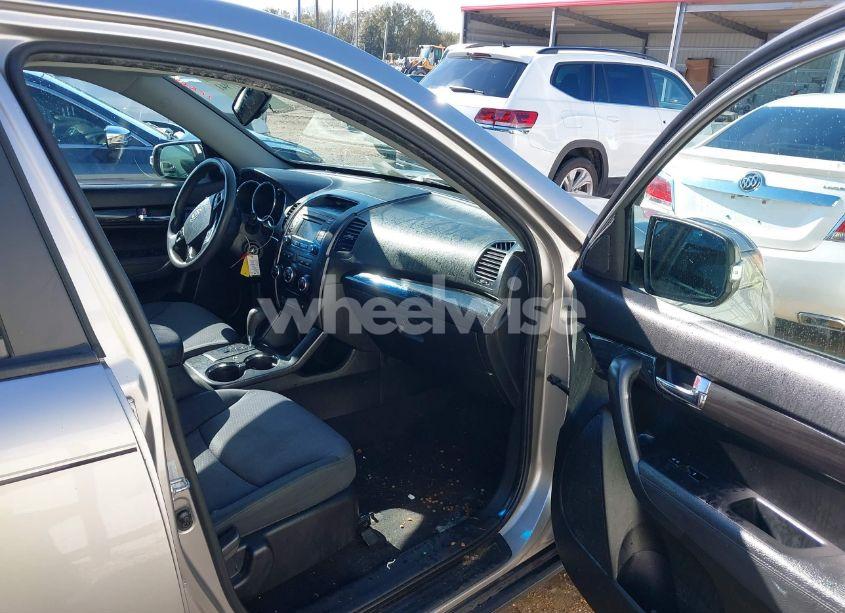 Photo 5 of 2013 Kia Sorento LX (VIN 5XYKT3A63DG424793)