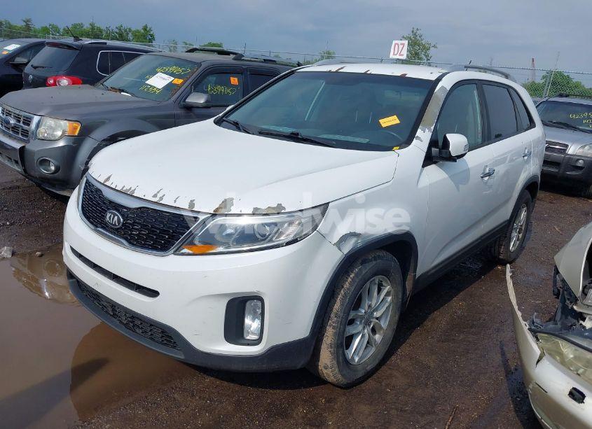Photo 2 of 2014 Kia Sorento LX (VIN 5XYKT3A63EG449890)