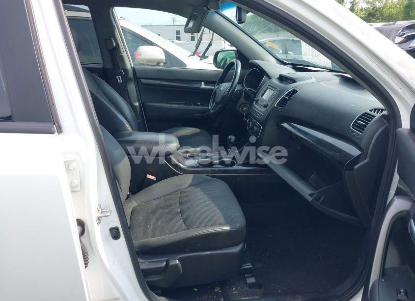 Photo 5 of 2014 Kia Sorento LX (VIN 5XYKT3A63EG449890)