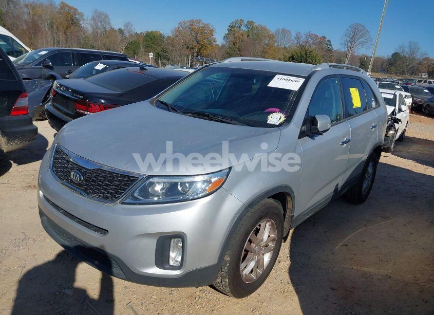 Photo 2 of 2015 Kia Sorento LX (VIN 5XYKT3A63FG551613)