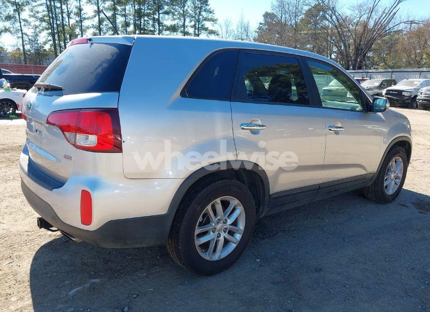 Photo 4 of 2015 Kia Sorento LX (VIN 5XYKT3A63FG595644)