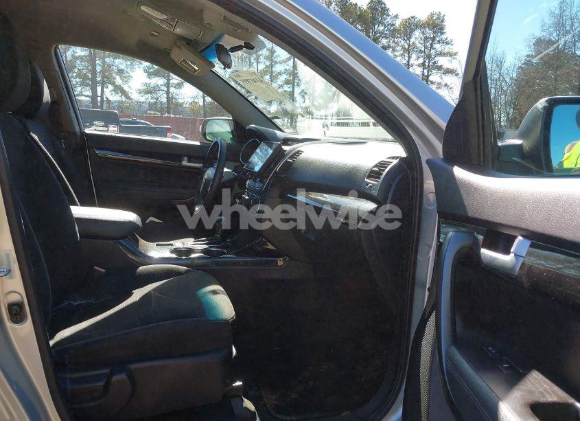 Photo 5 of 2015 Kia Sorento LX (VIN 5XYKT3A63FG595644)