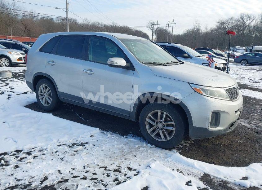 2015 Kia Sorento LX (VIN 5XYKT3A63FG602141) main photo