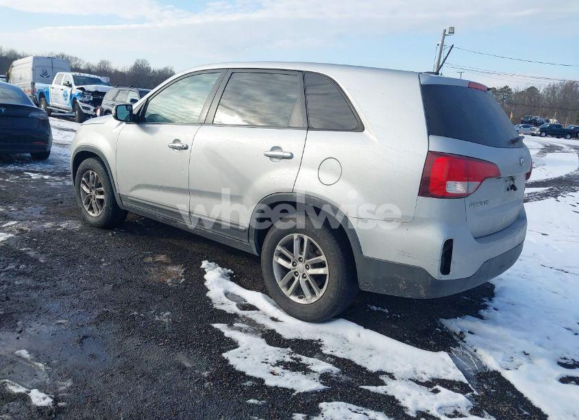Photo 3 of 2015 Kia Sorento LX (VIN 5XYKT3A63FG602141)
