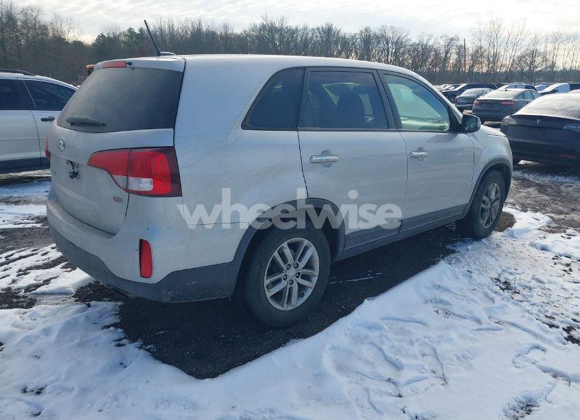 Photo 4 of 2015 Kia Sorento LX (VIN 5XYKT3A63FG602141)