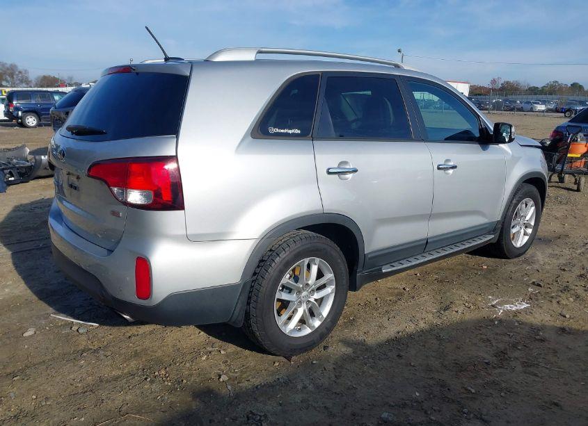 Photo 4 of 2015 Kia Sorento LX (VIN 5XYKT3A63FG630201)