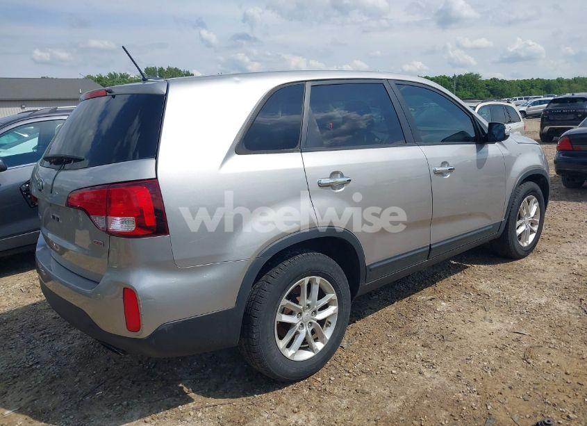 Photo 4 of 2015 Kia Sorento LX (VIN 5XYKT3A63FG661836)
