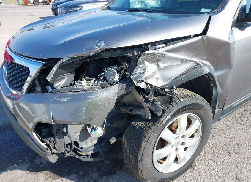 Photo 6 of 2012 Kia Sorento LX (VIN 5XYKT3A64CG213309)
