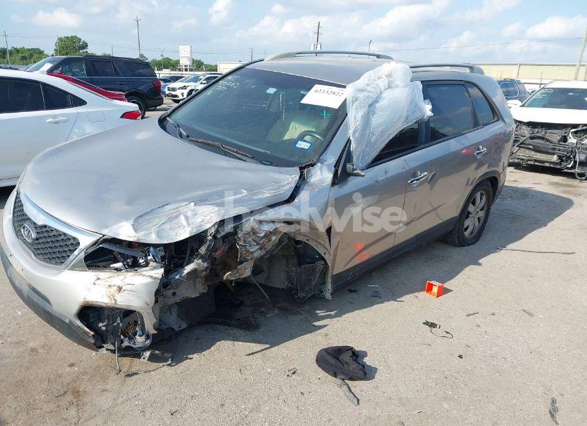 Photo 2 of 2012 Kia Sorento LX (VIN 5XYKT3A64CG306170)