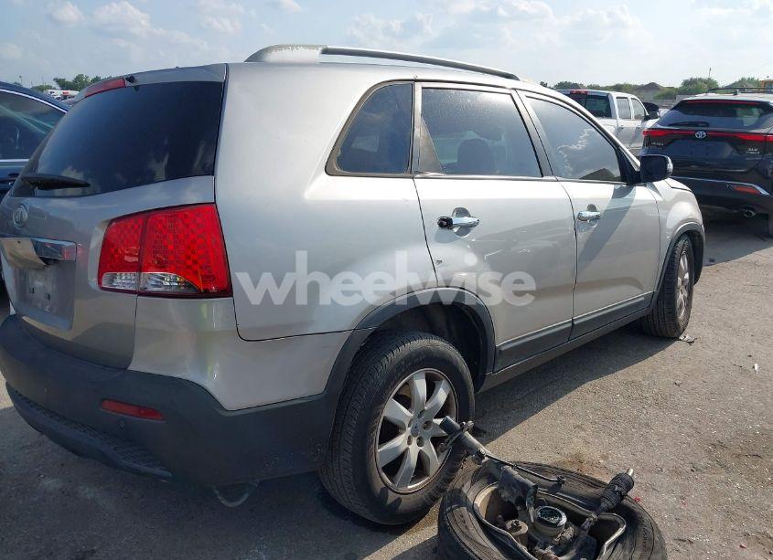 Photo 4 of 2012 Kia Sorento LX (VIN 5XYKT3A64CG306170)