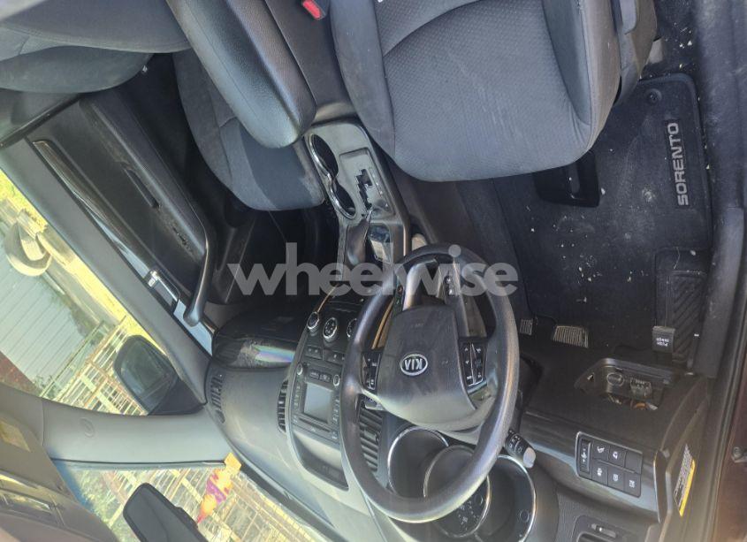 Photo 5 of 2013 Kia Sorento LX (VIN 5XYKT3A64DG362692)