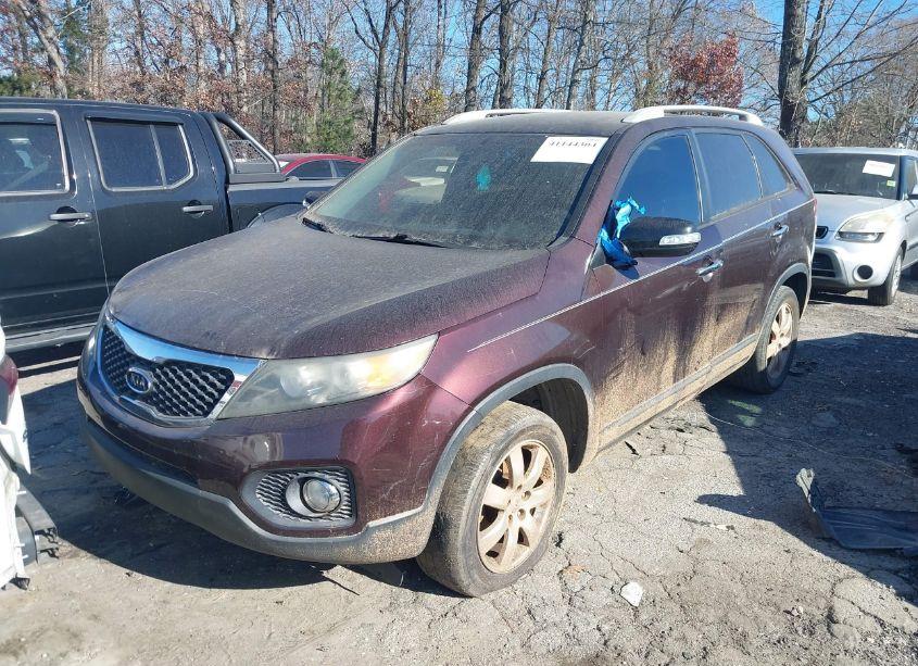 Photo 2 of 2013 Kia Sorento LX (VIN 5XYKT3A64DG381436)