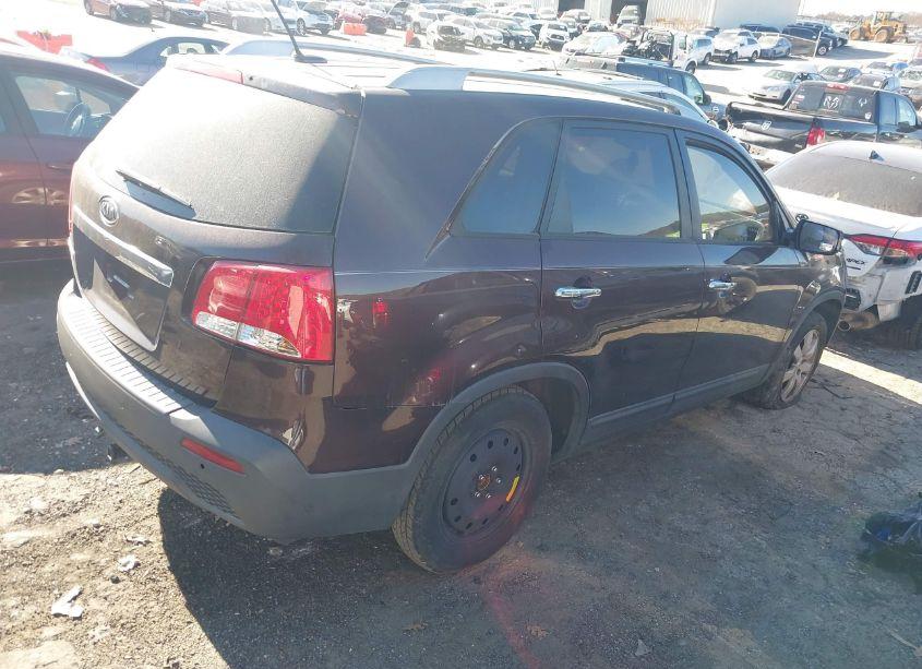 Photo 4 of 2013 Kia Sorento LX (VIN 5XYKT3A64DG381436)