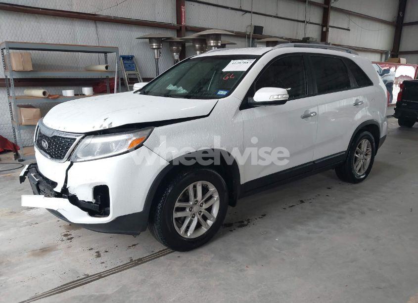 Photo 2 of 2014 Kia Sorento LX (VIN 5XYKT3A64EG485541)