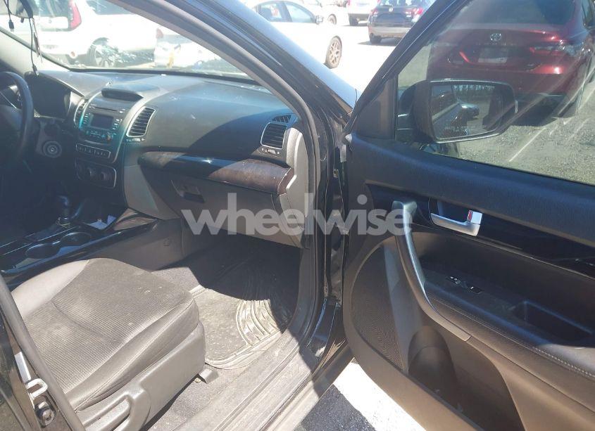 Photo 5 of 2014 Kia Sorento LX (VIN 5XYKT3A64EG501785)