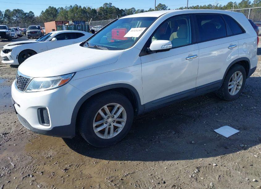 Photo 2 of 2015 Kia Sorento LX (VIN 5XYKT3A64FG561762)