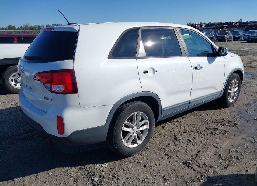 Photo 4 of 2015 Kia Sorento LX (VIN 5XYKT3A64FG561762)
