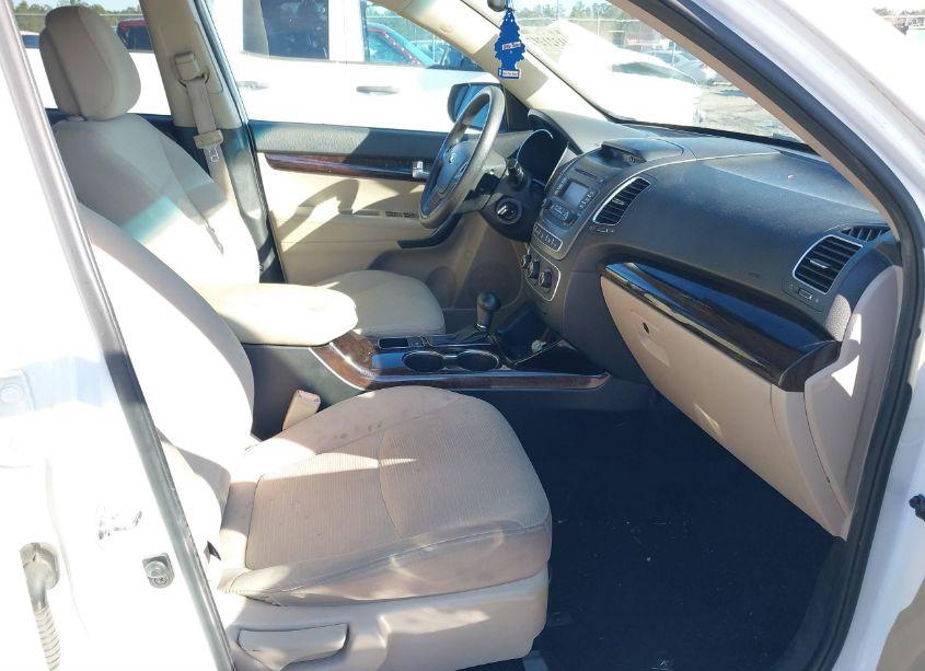 Photo 5 of 2015 Kia Sorento LX (VIN 5XYKT3A64FG561762)